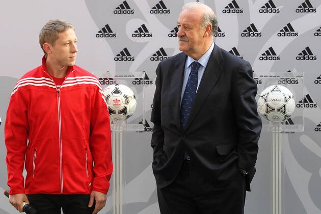 Präsentation des offiziellen EM Spielballs Adidas Tango 12 in Kiew EURO 2012 Polen Ukraine RAFAL MURAWSKI (Polen) (L), Nationaltrainer VICENTE DEL BOSQUE (ESP) (R) 20111202CSLG0104