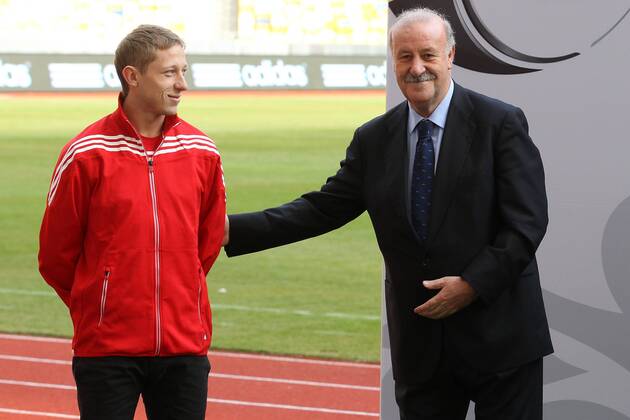 Präsentation des offiziellen EM Spielballs Adidas Tango 12 in Kiew EURO 2012 Polen Ukraine RAFAL MURAWSKI (Polen) (L), Nationaltrainer VICENTE DEL BOSQUE (ESP) (R) 20111202CSLG0106