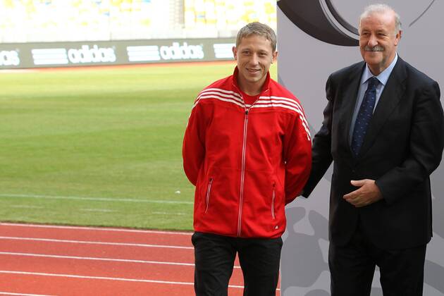 Präsentation des offiziellen EM Spielballs Adidas Tango 12 in Kiew EURO 2012 Polen Ukraine RAFAL MURAWSKI (Polen) (L), Nationaltrainer VICENTE DEL BOSQUE (ESP) (R) 20111202CSLG0107