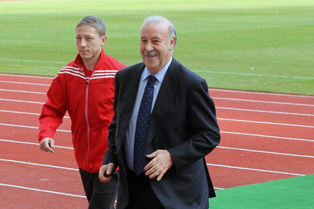 Präsentation des offiziellen EM Spielballs Adidas Tango 12 in Kiew EURO 2012 Polen Ukraine RAFAL MURAWSKI (Polen) (L), Nationaltrainer VICENTE DEL BOSQUE (ESP) (R) 20111202CSLG0108