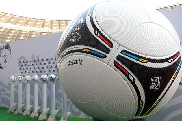 Präsentation des offiziellen EM Spielballs Adidas Tango 12 in Kiew EURO 2012 Polen Ukraine TANGO 12 20111202CSLG0109