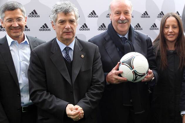 Präsentation des offiziellen EM Spielballs Adidas Tango 12 in Kiew EURO 2012 Polen Ukraine v.li. Herbert Hainer (Vorstandsvorsitzender adidas), RFEF Präsident ANGEL MARIA VILLAR (Spanien), Nationaltrainer VICENTE DEL BOSQUE (ESP) 20111202CSLG0111
