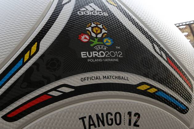 Präsentation des offiziellen EM Spielballs Adidas Tango 12 in Kiew EURO 2012 Polen Ukraine TANGO 12. PILKA, BALL EURO 2012 20111202CSLG0112