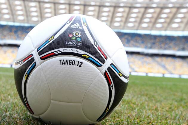 Präsentation des offiziellen EM Spielballs Adidas Tango 12 in Kiew EURO 2012 Polen Ukraine TANGO 12 20111202CSLG0117