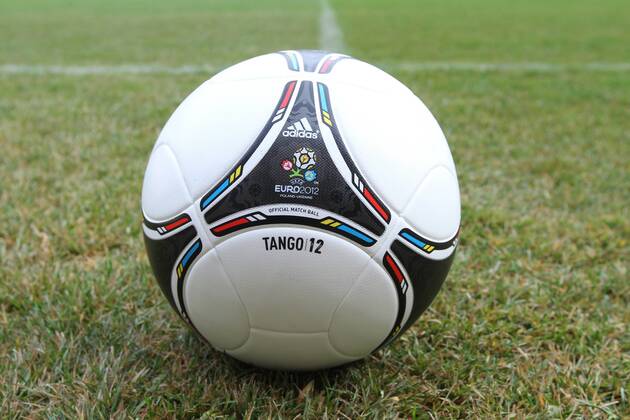 Präsentation des offiziellen EM Spielballs Adidas Tango 12 in Kiew EURO 2012 Polen Ukraine TANGO 12 20111202CSLG0118