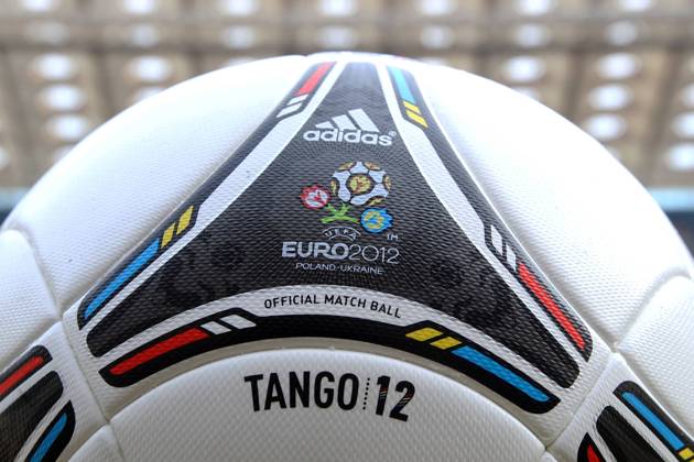 Präsentation des offiziellen EM Spielballs Adidas Tango 12 in Kiew EURO 2012 Polen Ukraine TANGO 12 20111202CSLG0119