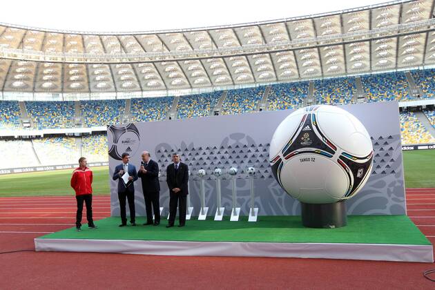 Präsentation des offiziellen EM Spielballs Adidas Tango 12 in Kiew EURO 2012 Polen Ukraine RAFAL MURAWSKI (Polen), x, Nationaltrainer VICENTE DEL BOSQUE (ESP), RFEF Präsident ANNA MARIA VILLAR (ESP) 20111202CSLG0105