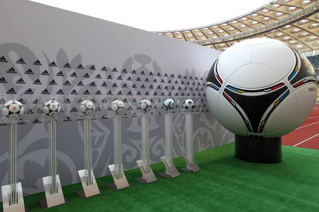 Präsentation des offiziellen EM Spielballs Adidas Tango 12 in Kiew EURO 2012 Polen Ukraine TANGO 12 20111202CSLG0110