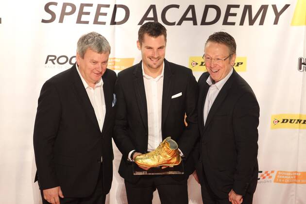 Goldener Rennfahrerschuh an Martin TOMCZYK (2011 DTM Champion) 02.12.2011, Auto Bild Motorsport Award 2012 und ROC Talk