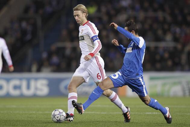 06.12.2011 Fussball Champions League Vorrunde 6. Spieltag - KRC Genk vs Bayer Leverkusen Fussball Herren Champions League Spieltag 6 Vorrunde Gruppe E Saison 2011 - 2012 Simon ROLFES (Kapitän Bayer 04 Leverkusen - 6) - Fabien CAMUS (KRC Genk 15)