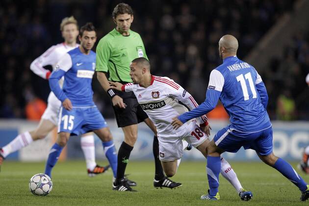 06.12.2011 Fussball Champions League Vorrunde 6. Spieltag - KRC Genk vs Bayer Leverkusen Fussball Herren Champions League Spieltag 6 Vorrunde Gruppe E Saison 2011 - 2012 Anthony VANDEN BORRE (KRC Genk 11) foult Sidney SAM (Bayer 04 Leverkusen - 18)