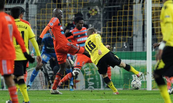 06-12-2011, Fussball, Saison 2011-2012, UEFA Champions League, Vorrunde, 6. Spieltag, Borussia Dortmund - Olympique Marseille Jakub Kuba Blaszczykowski (Borussia Dortmund) erzielt mit diesem Schuss das Tor zum 1-0