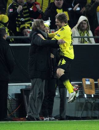 06-12-2011, Fussball, Saison 2011-2012, UEFA Champions League, Vorrunde, 6. Spieltag, Borussia Dortmund - Olympique Marseille Jakub Kuba Blaszczykowski (Borussia Dortmund) springt nach seinem Tor in die Arme von Trainer Jürgen Klopp (Borussia Dortmund)