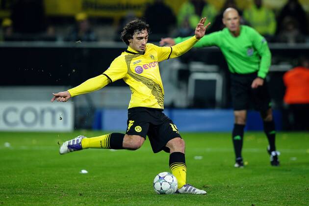 Fußball Champions League Borussia Dortmund - Olympique Marseille am 06.12.2011 im Signal Iduna Park in Dortmund Mats Hummels ( Dortmund ) schiebt den Elfmeter zum 2:0 für Dortmund