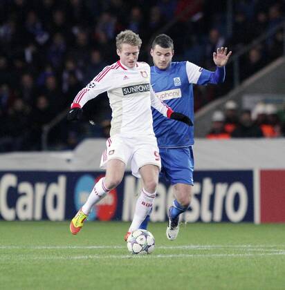 Andre SCHUERRLE (Bayer 04 Leverkusen - 9) vor Daniel TOEZSER (KRC Genk 8) Champions League, Herren, Maenner, Saison 2011-2012, Vorrunde, Gruppe E, Spiel 6, 06.11.2011, KRC Genk - Bayer Leverkusen,