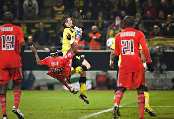 Dortmund, 06.12.2011, Signal-Iduna-Park Sebastian Kehl (BvB) wird von Stephane Mbia (OM) hier am Kopf verletzt Borussia Dortmund - Olympique Marseille