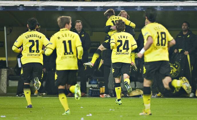 Dortmund, 06.12.2011, Signal-Iduna-Park Torjubel: Ilkay Guendogan (BvB), Mario Goetze (BvB), Trainer Juergen Klopp (BvB), Jakub Blaszczykowski (BvB), Chris Loewe (BvB), Lucas Barrios (BvB) Borussia Dortmund - Olympique Marseille