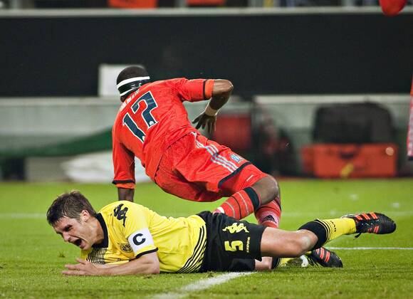 Dortmund, 06.12.2011, Signal-Iduna-Park Sebastian Kehl (BvB) wird von Stephane Mbia (OM) hier am Kopf verletzt Borussia Dortmund - Olympique Marseille