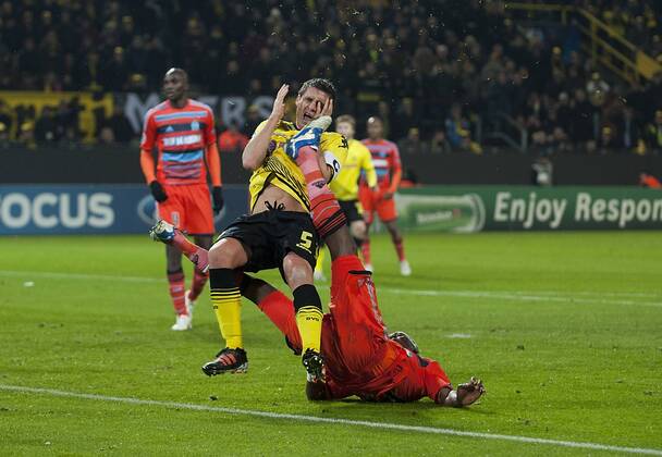 Stephane MBIA r. (OM) foult Sebastian KEHL l. (DO) im Zweikampf, es gibt Elfmeter, Foul, Aktion, Kehl kann nicht weiter spielen, hohes Bein, Fussball Champions League, Vorrunde 6. Spieltag, Borussia Dortmund (DO) - Olympique Marseille (OM) , am 06.12.2011 in Dortmund Deutschland