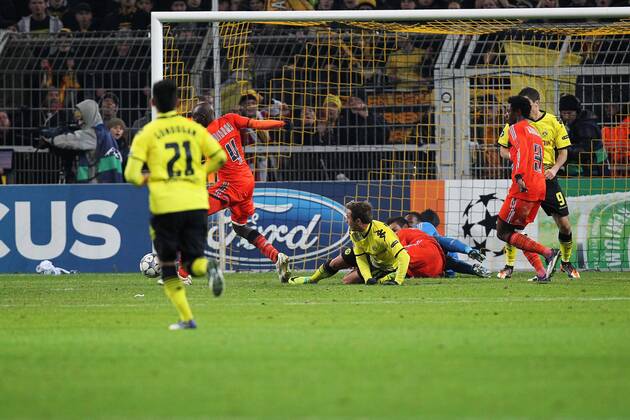 Fußball Champions League Borussia Dortmund - Olympique Marseille am 06.12.2011 im SIGNAL IDUNA-Park in Dortmund Mario Götze ( Dortmund ), mitte schiesst den Ball an den Pfosten