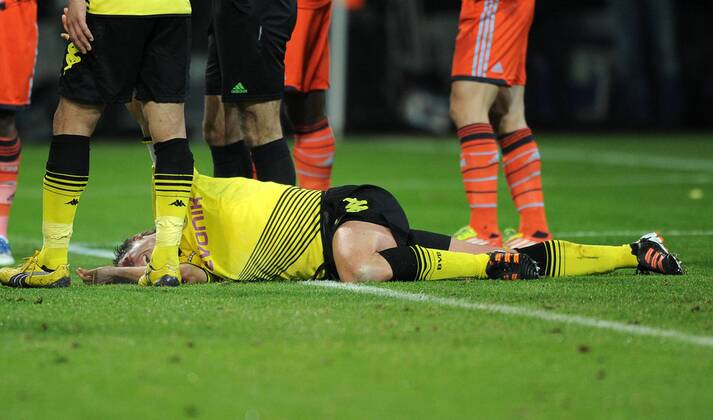 06-12-2011, Fussball, Saison 2011-2012, UEFA Champions League, Vorrunde, 6. Spieltag, Borussia Dortmund - Olympique Marseille Sebastian Kehl (Borussia Dortmund) liegt mit einer Platzwunde auf dem Rasen