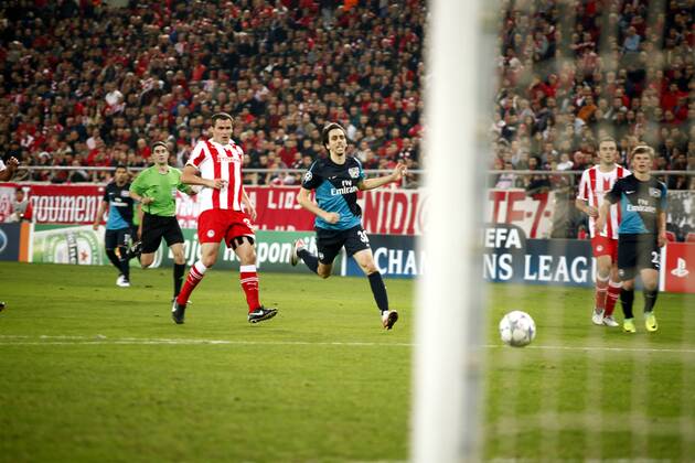 Yossi Benayoun attacking. Olympiacos Piräus vs Arsenal, Champions League 2011-2012, Karaiskaki Stadium, Athens Greece, 6.12.2011.