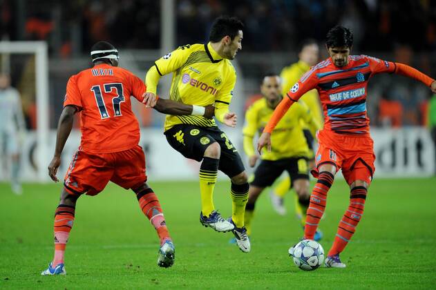 FUSSBALL CHAMPIONS LEAGUE SAISON 2011 2012 Borussia Dortmund - Olympique Marseille 06.12.2011 Ilkay GUENDOGAN (Mitte, Dortmund) gegen Stephane MBIA (li) und Lucho GONZALEZ (re, beide Marseille)