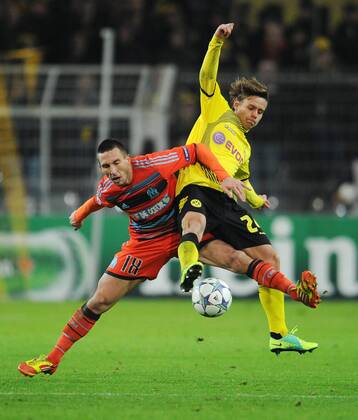 FUSSBALL CHAMPIONS LEAGUE SAISON 2011 2012 Borussia Dortmund - Olympique Marseille 06.12.2011 Morgan AMALFITANO (li, Marseille) gegen Chris LOEWE (re, Dortmund) 