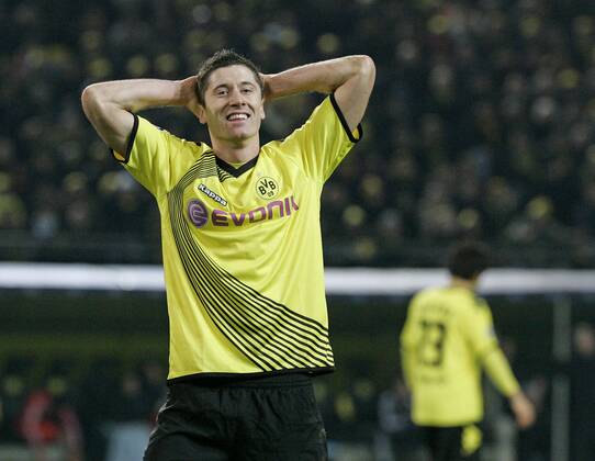 06.12.2011, Fussball UEFA-Champions League 2011 2012, Vorrunde, 6.Spieltag, Borussia Dortmund - Olympique Marseille, im Signal-Iduna-Park Dortmund. enttäuscht Robert Lewandowski (Dortmund)