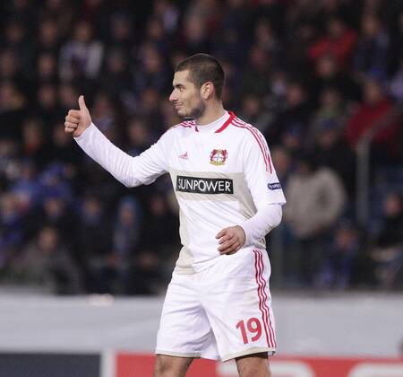 Eren DERDIYOK (Bayer 04 Leverkusen - 19) nach einer vergebenen Chance enttaeuscht, frustriert, Enttäuschung, Frust Daumen hoch Champions League, Herren, Männer, Saison 2011-2012, Vorrunde, Gruppe E, Spiel 6, 06.11.2011, KRC Genk - Bayer Leverkusen,