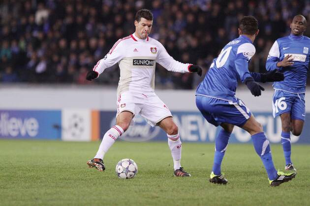Michael BALLACK (Bayer 04 Leverkusen - 13) am Ball gegen NADSON (KRC Genk 20) Champions League, Herren, Männer, Saison 2011-2012, Vorrunde, Gruppe E, Spiel 6, 06.11.2011, KRC Genk - Bayer Leverkusen,