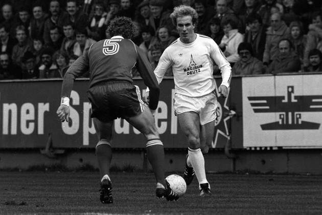 1. FC Kaiserslautern - FC Bayern München 2:1 - Karl Heinz Rummenigge (Bayern, re.)