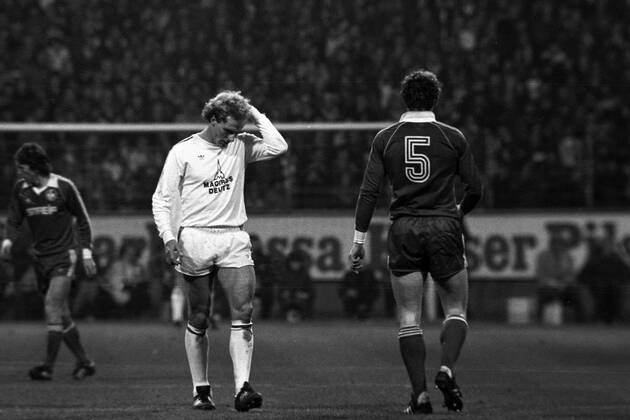 1. FC Kaiserslautern - FC Bayern München 2:1 - Karl Heinz Rummenigge (Bayern, Mitte) enttäuscht