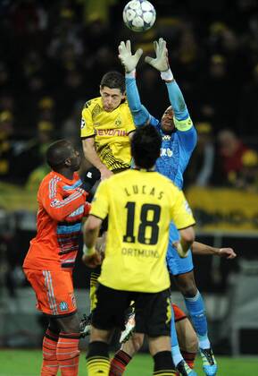06-12-2011, Fussball, Saison 2011-2012, UEFA Champions League, Vorrunde, 6. Spieltag, Borussia Dortmund - Olympique Marseille 2-3 Robert Lewandowski (Borussia Dortmund), mi., im Duell gegen Torhüter Steve Mandanda (Marseille)