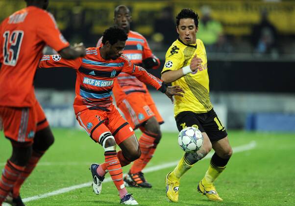 06-12-2011, Fussball, Saison 2011-2012, UEFA Champions League, Vorrunde, 6. Spieltag, Borussia Dortmund - Olympique Marseille 2-3 Lucas Barrios (Borussia Dortmund), re., im Duell gegen Nicolas Nkoulou (Marseille)