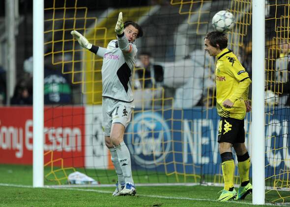 06-12-2011, Fussball, Saison 2011-2012, UEFA Champions League, Vorrunde, 6. Spieltag, Borussia Dortmund - Olympique Marseille 2-3 Andre Ayew (Marseille, nicht auf dem Bild) erzielt das Tor zum 2-2, der Rettungsversuch von Torhüter Roman Weidenfeller (Borussia Dortmund), li., und Chris Löwe (Borussia Dortmund) hilft nicht