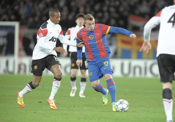 (l.) Ashley YOUNG (Manchester United) im Zweikampf mit (r.) Xherdan SHAQIRI (FC Basel) UEFA Champions League, 07.12.2011, Vorrunde 6. Spieltag, Saison 2011 2012, FC Basel vs. Manchester United