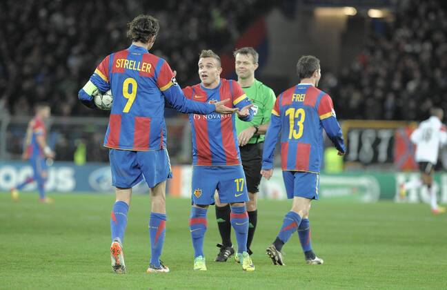(l.) Marco STRELLER (FC Basel) im Gespräch mit (r.) Xherdan SHAQIRI (FC Basel) UEFA Champions League, 07.12.2011, Vorrunde 6. Spieltag, Saison 2011 2012, FC Basel vs. Manchester United