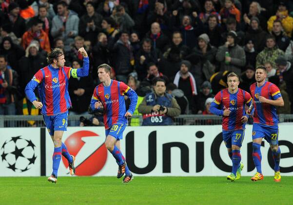 FUSSBALL CHAMPIONS LEAGUE SAISON 2011 2012 23.11.2011 FC Basel - Manchester United JUBEL Basel, Torschütze zum 1-0 durch Marco Streller, Fabian Frei, Xherdan Shaqiri und Markus Steinhöfer (v.li.) 