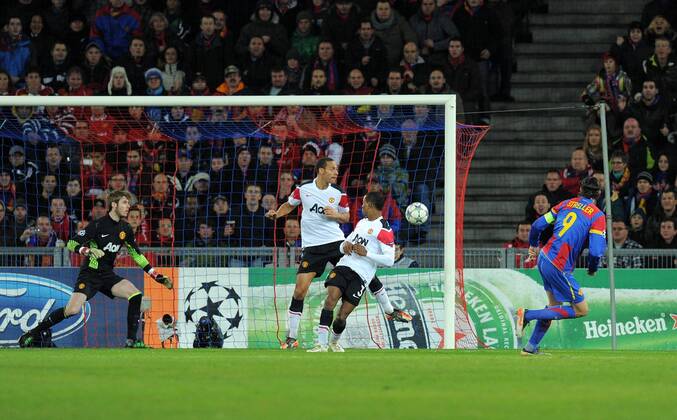 FUSSBALL CHAMPIONS LEAGUE SAISON 2011 2012 23.11.2011 FC Basel - Manchester United Tor zum 1-0 durch Marco Streller (re, FC Basel) gegen Patrice Evra (Mitte, Manchester United FC) und Rio Ferdinand (Mitte li, Manchester United FC) und beobachtet von Torwart David de Gea (li, Manchester United FC) 