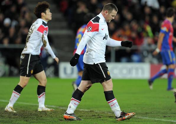 FUSSBALL CHAMPIONS LEAGUE SAISON 2011 2012 23.11.2011 FC Basel - Manchester United Enttäuschung ManU; Wayne Rooney (Mitte) 