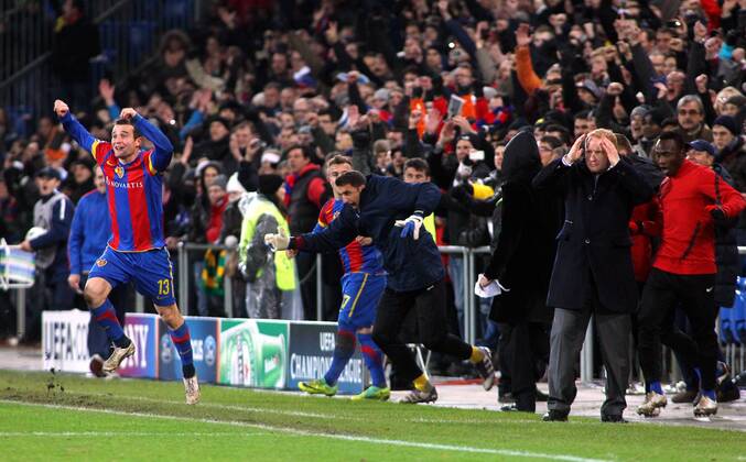 07.12 .2011 Basel Schweiz St Jakob Arena UEFA Champions League Saison 2011 2012 FC Basel - Manchester United 2:1 Schlusspfiff, Alexander Frei und Trainer Heiko Vogel jubeln (FC Basel) 