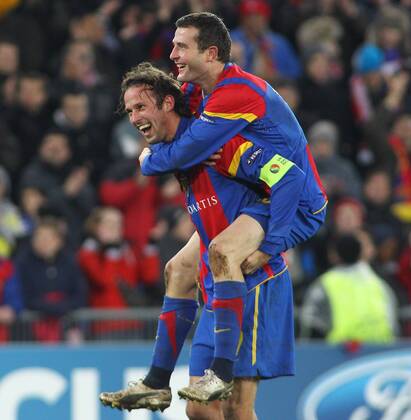 07.12 .2011 Basel Schweiz St Jakob Arena UEFA Champions League Saison 2011 2012 FC Basel - Manchester United 2:1 Schlussjubel FC Basel Alexander Frei Marco Streller (FC Basel) 
