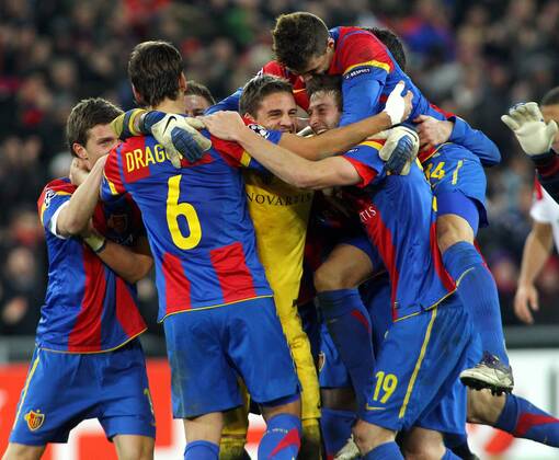 07.12 .2011 Basel Schweiz St Jakob Arena UEFA Champions League Saison 2011 2012 FC Basel - Manchester United 2:1 Schlussjubel vl. Aleksandar Dragovic, Torwart Yann Sommer, Granit Xhaka und David Angel Abraham (FC Basel) 