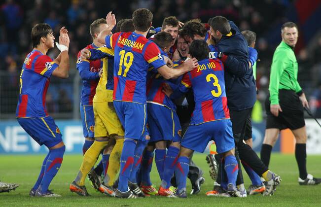 07.12 .2011 Basel Schweiz St Jakob Arena UEFA Champions League Saison 2011 2012 FC Basel - Manchester United 2:1 Schlussjubel FC Basel ua. mit David Angel Abraham, Granit Xhaka, Trainer Heiko Vogel und Joo Ho Park (alle FC Basel) 