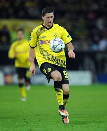 FUSSBALL CHAMPIONS LEAGUE SAISON 2011 2012 Borussia Dortmund - Olympique Marseille 06.12.2011 Robert Lewandowski (Borussia Dortmund) Einzelaktion am Ball