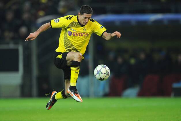 FUSSBALL CHAMPIONS LEAGUE SAISON 2011 2012 Borussia Dortmund - Olympique Marseille 06.12.2011 Robert Lewandowski (Borussia Dortmund) Einzelaktion am Ball