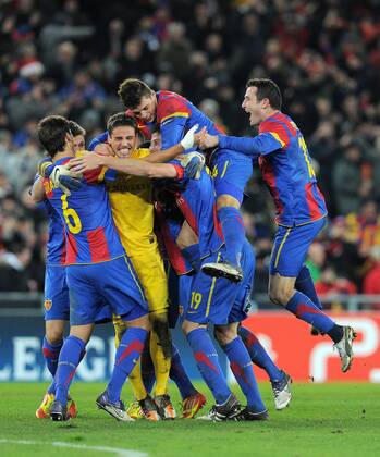 FUSSBALL CHAMPIONS LEAGUE SAISON 2011 2012 23.11.2011 FC Basel - Manchester United SCHLUSSJUBEL FC Basel; Aleksandar Dragovic, Torwart Yann Sommer, David Abraham, Cabral und Alexander Frei(v.li.) 