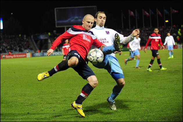 Florent Mavuba (lille) Adrian Mierzejewski (trabz) Foot: Lille Trabzonspor - Ligue des Champions - 07.12.2011 - JBAutissier PanoramiC 