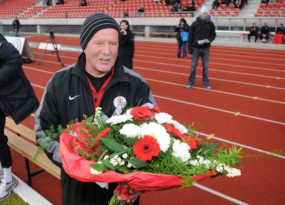 Holger BRUECK (Interims Trainer KSV Hessen Kassel) wird verabschiedet mit Blumen im Spiel KSV Hessen Kassel vs. Eintracht Frankfurt U23 am 10.12.2011, Regionalliga Süd, Saison 2011 2012